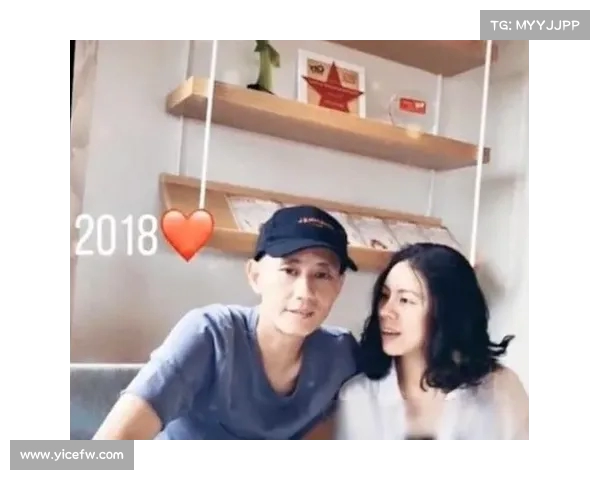 赵露思全家福曝光:爸爸年轻照惊艳似娱乐圈多位男星,基因优势不言而喻 赵露思全家福曝光:爸爸年轻照惊艳似娱乐圈多位男星,基因优势不言而喻