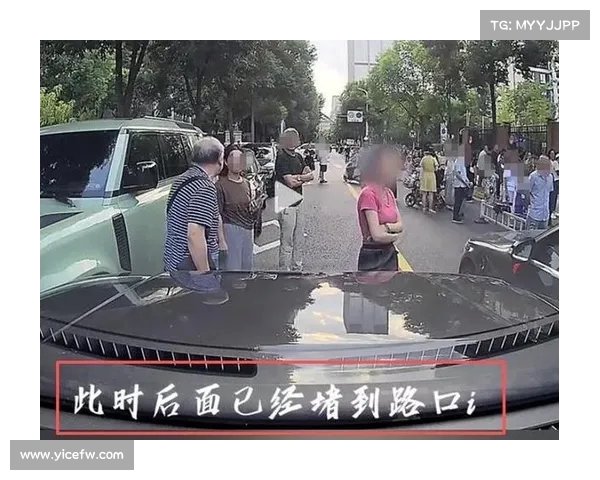 违停致堵大妈称“使馆车”,傲慢态度引发公众热议(使馆车违章交警能管吗) 违停致堵大妈称“使馆车”,傲慢态度引发公众热议(使馆车违章交警能管吗)